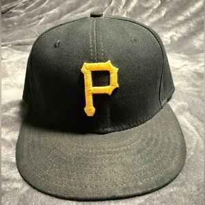 EUC Sz 7 1/4 Pittsburgh Pirates Hat Black New Era
Fitted On-Field